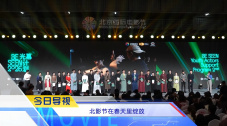 美女脱下内衣内裤让男人舔